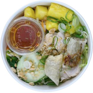 Bobun de pluma de porc, vermicelle de riz, crudités, ananas, vinaigrette asiatique, cacahuètes, menthe et coriandre fraîche.